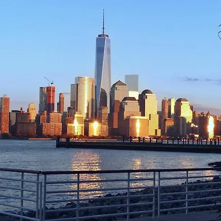 Very Posh 1 Bed Room Apartment -City Views, Walk To Subway And Ferry, 15 Minutes To Manhattan, Min 30 Days Stay